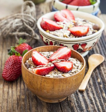 Müsli ve çilek meyve ile Kahvaltı