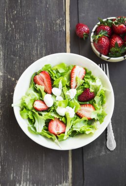 Çilek, yeşil salata ve peynir salatası