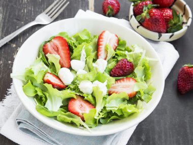 Çilek, yeşil salata ve peynir salatası