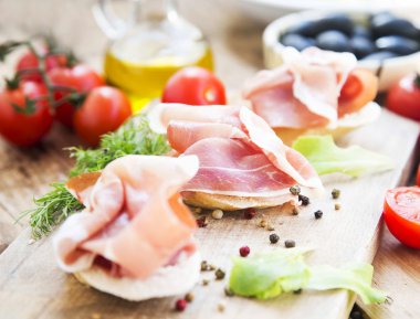 Prosciutto jambonu meze ile baharat tahta kesme bir tahta üzerinde