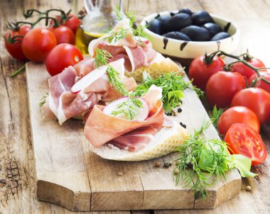 Prosciutto jambonu meze ile baharat tahta kesme bir tahta üzerinde