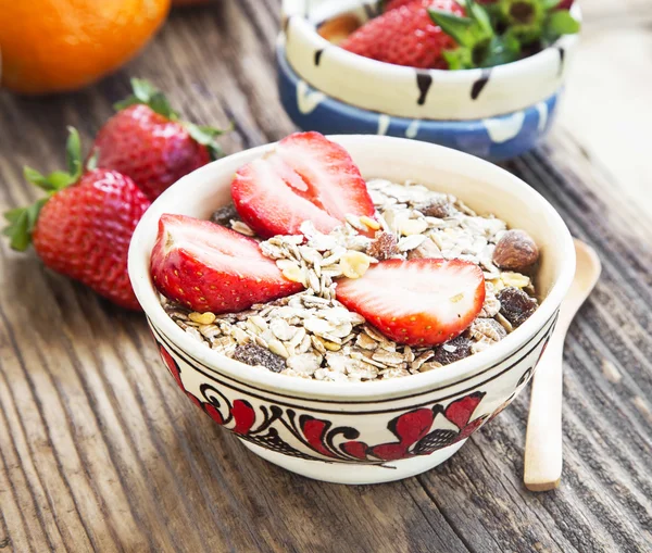 Frühstück mit Müsli und Erdbeere — Stockfoto