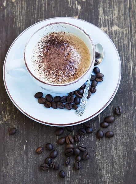 Cappuccino xícara de café com grãos de café — Fotografia de Stock