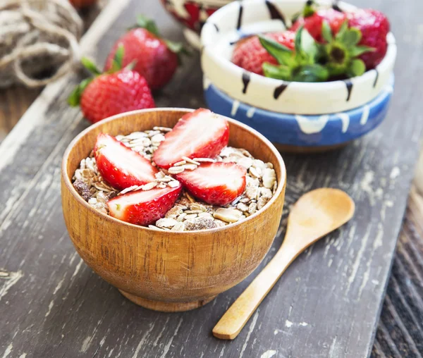 Petit déjeuner avec muesli et fraises — Photo