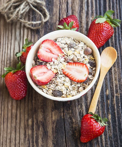 Frühstück mit Müsli und Erdbeerfrüchten — Stockfoto