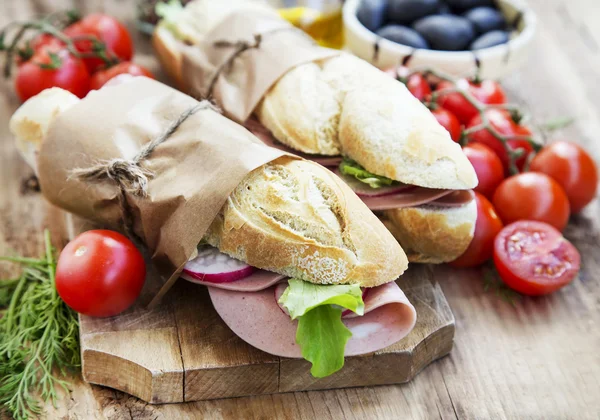 Sandwiches de Ciabatta con Jamón Mortadella, Lechuga y Rábano Slic — Foto de Stock