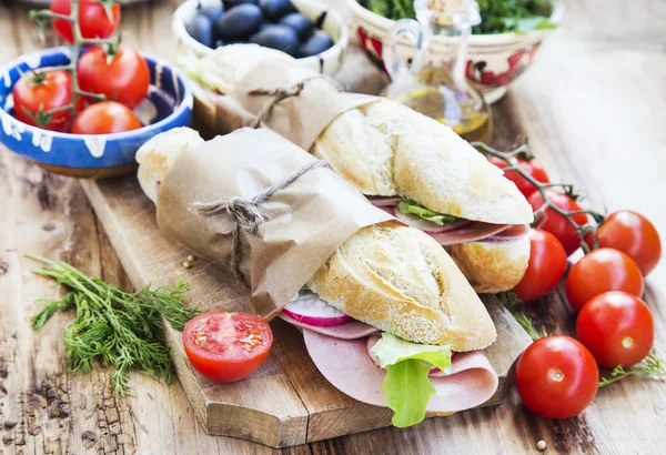 Sandwiches de Ciabatta con Jamón Mortadella, Lechuga y Rábano Slic — Foto de Stock