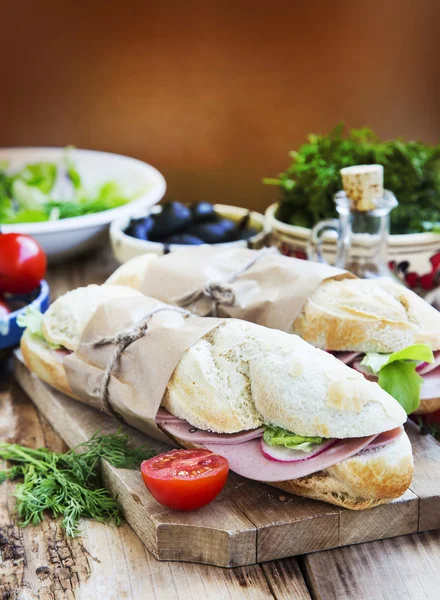 Ciabatta σάντουιτς με μορταδέλα ζαμπόν, μαρούλι και Ραπανάκι φέτα — Φωτογραφία Αρχείου