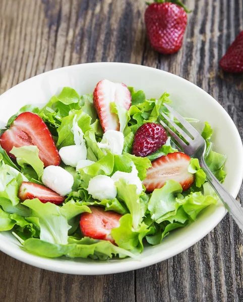 Salad with Strawberry, Green Lettuce and Cheese — Stock Photo, Image