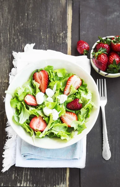 Ensalada con Fresa, Lechuga Verde y Queso — Foto de Stock