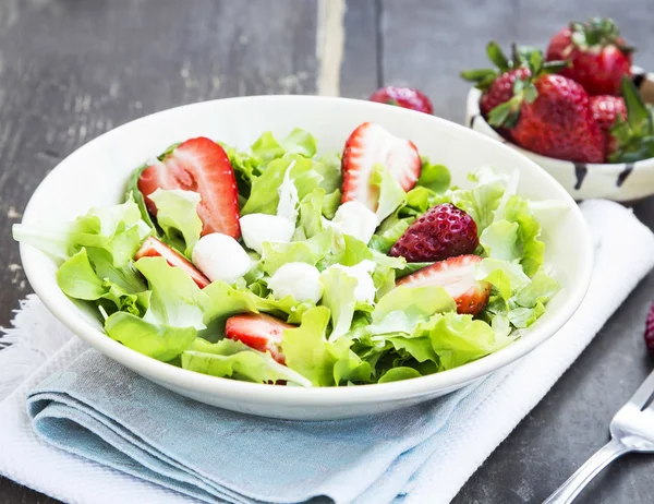 Sallad med jordgubbar, grön sallad och ost — Stockfoto