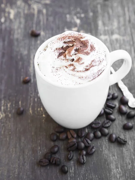 Coupe de cappuccino avec mousse crémeuse et poudre de cacao — Photo