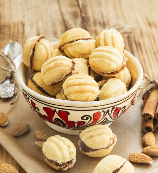 Vlašské ořechy tvaru Cookies s čokoládovou náplní — Stock fotografie