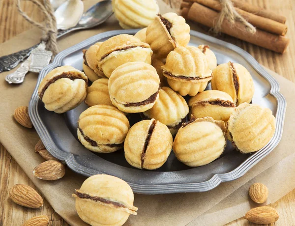 Galletas en forma de nueces con relleno de chocolate —  Fotos de Stock