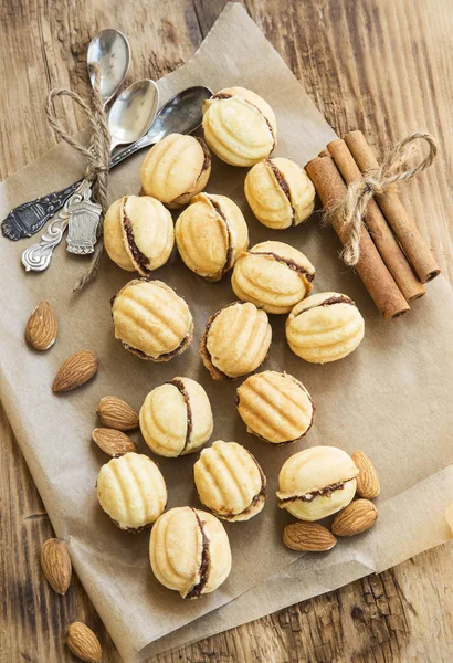 Galletas en forma de nueces con relleno de chocolate —  Fotos de Stock