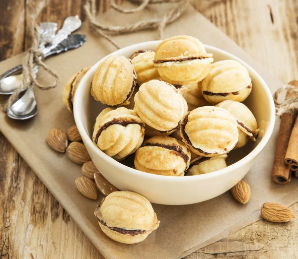 Bolinhos de forma de nozes com enchimento de chocolate — Fotografia de Stock