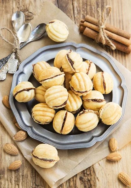 Galletas en forma de nueces con relleno de chocolate —  Fotos de Stock