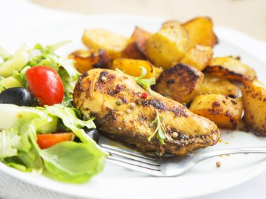 Tatlı patates ve salata garnitür ile kavrulmuş tavuk göğsü