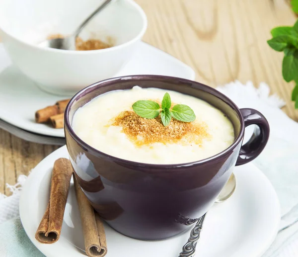 Pudín de arroz con polvo de canela y hoja de menta — Foto de Stock