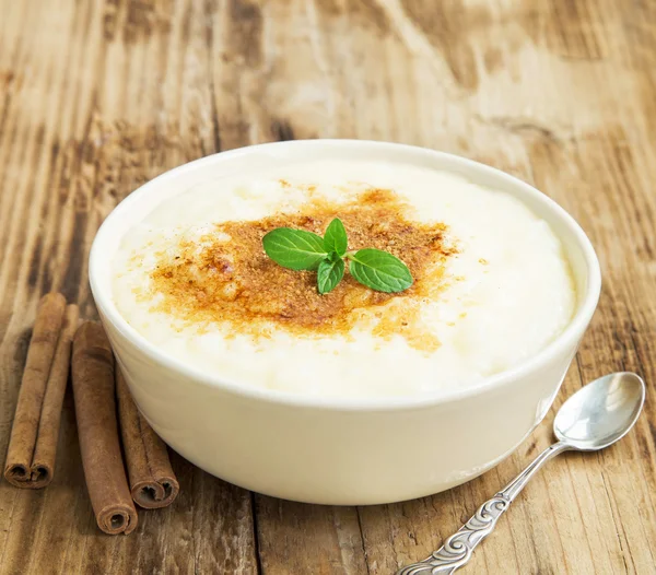 Rice Pudding with Cinnamon Powder and Mint Leaf — Stock Photo, Image