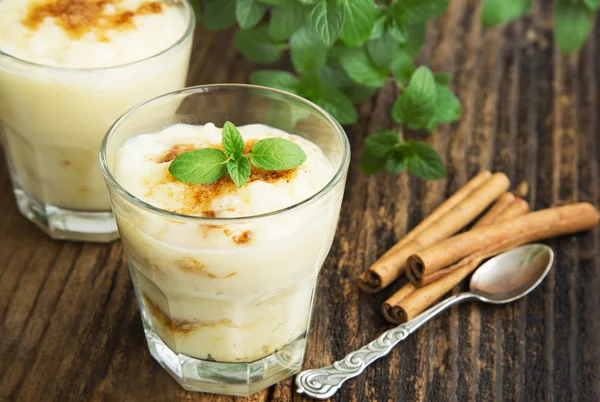 Pudín de arroz con polvo de canela y hoja de menta en tazas — Foto de Stock