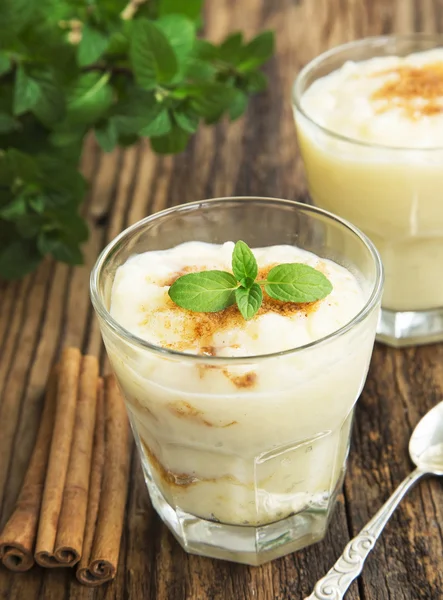 Rice Pudding with Cinnamon Powder and Mint Leaf in Cups — Stock Photo, Image
