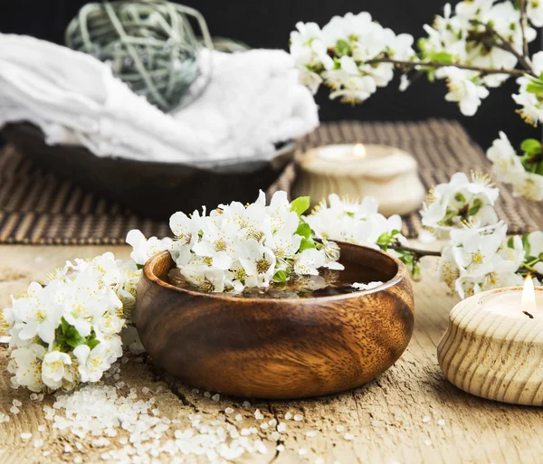 White Spa Flower Blossom in a Wooden Water Bowl.Beautiful Spa Tr — Stock Photo, Image