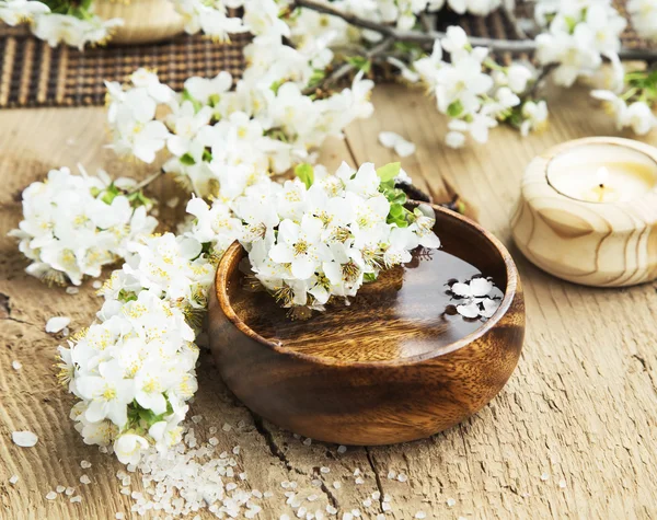 木製の水ボウルに花の花とスパ設定 — ストック写真