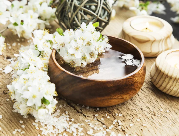 White Spa Flower Blossom in a Wooden Water Bowl.Beautiful Spa Tr — Stock Photo, Image