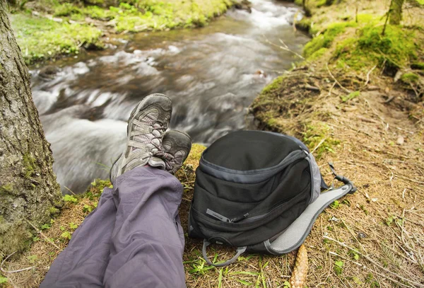 Hiker Resting in the Forest next to River — Stock Photo, Image