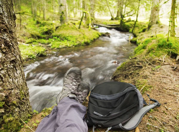 Caminante Descansando en el Bosque junto al Río —  Fotos de Stock