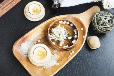 Spa natürmort su kabı ve beyaz çiçekler