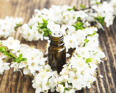 Beyaz çiçek özü şişe