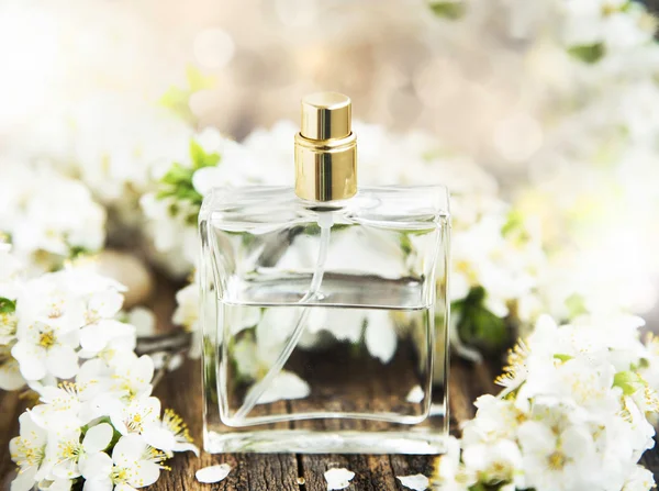 Botella de perfume de flor — Foto de Stock