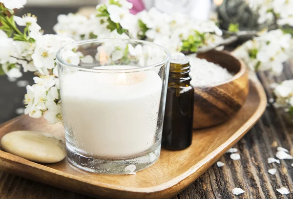 Geur kaarsen, bloemen en essentie Spa en aromatherapie instelling — Stockfoto