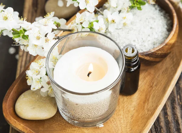 Scent Candle,Flowers and Essence Spa and Aromatherapy Setting — Stock Photo, Image