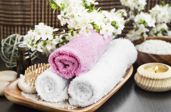 Wellnessbereich mit Baumwollhandtüchern und Blumen — Stockfoto