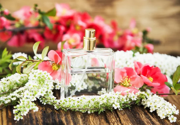 Botella de perfume de flor — Foto de Stock