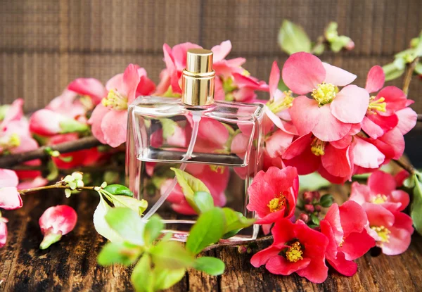 Botella de perfume de flor — Foto de Stock