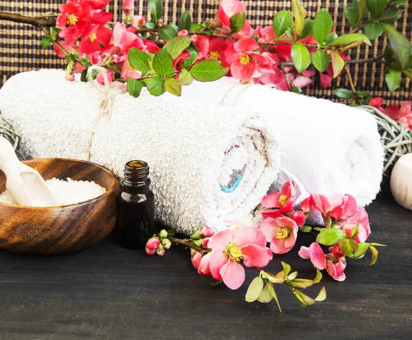 Ajuste de spa con hermosas flores rosadas y toallas de algodón —  Fotos de Stock