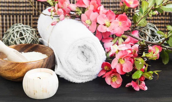 Lázeňské prostředí s bavlněné ručníky a květiny — Stock fotografie