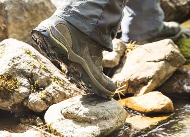 Dağ ile Hiking creek Closeup çizme