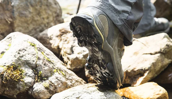 Mountain Hiking Boots close-up, openlucht Creek wandelen — Stockfoto