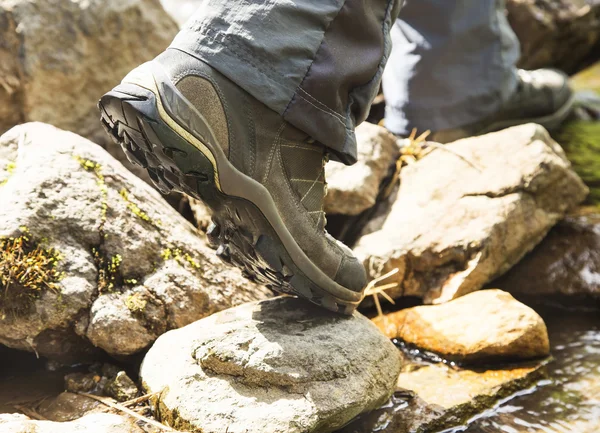 Creek Senderismo con botas de montaña Primer plano — Foto de Stock