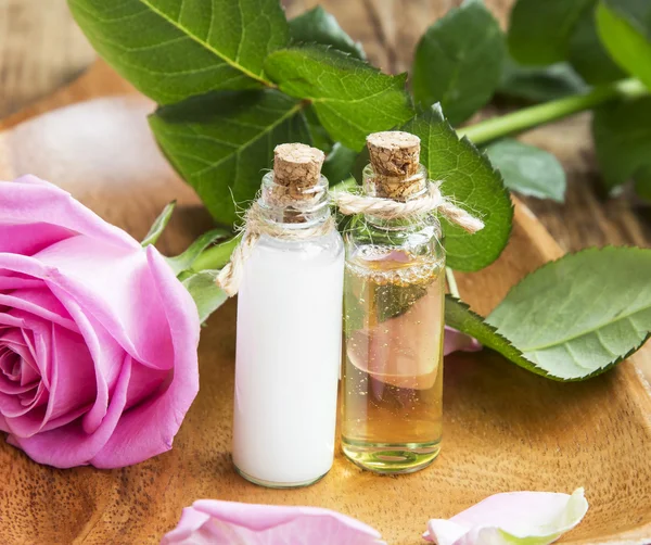Aceite y loción para el cuidado corporal con extracto de rosa —  Fotos de Stock