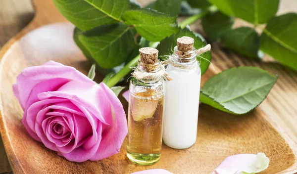 Aceite y loción para el cuidado corporal con extracto de rosa —  Fotos de Stock