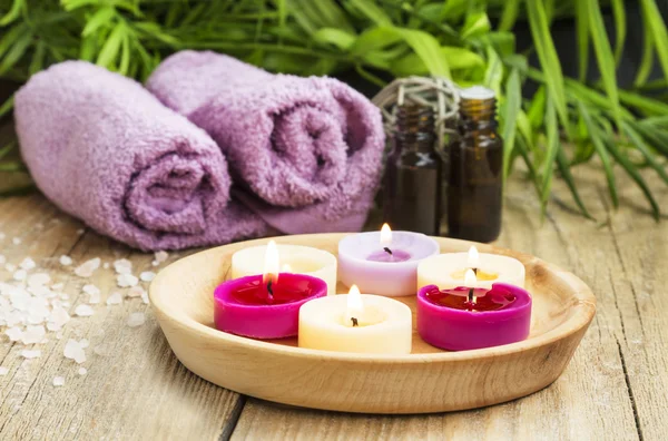 Spa.Scented kaarsen, etherische olie en handdoeken — Stockfoto