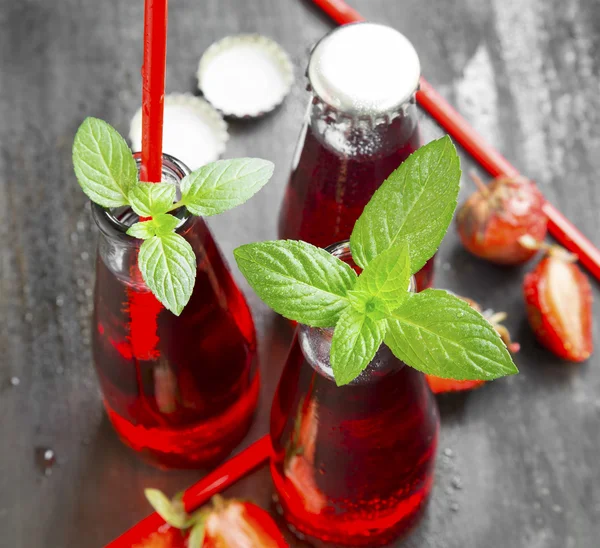イチゴ、分と透明なボトルでさわやかな赤いジュース — ストック写真