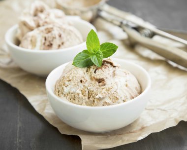 Tiramisu dondurma tatlı tatlı olarak nane ile kase