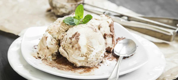 ティラミスのデザート プレートでミントのアイスクリーム — ストック写真